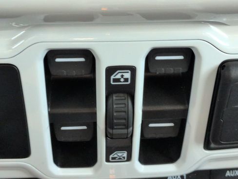 Used 2023 Jeep Gladiator Sport AWD/4WD image 24