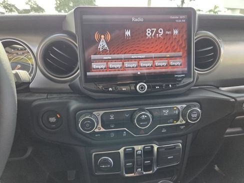 Used 2023 Jeep Gladiator Sport AWD/4WD image 16