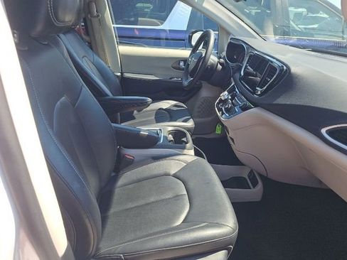 Used 2024 Chrysler Pacifica Touring-L FWD image 8