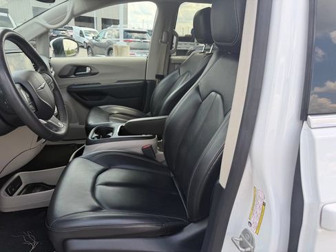Used 2023 Chrysler Pacifica Touring-L FWD image 14