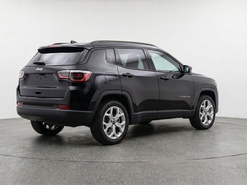 Used 2025 Jeep Compass Latitude AWD/4WD image 9