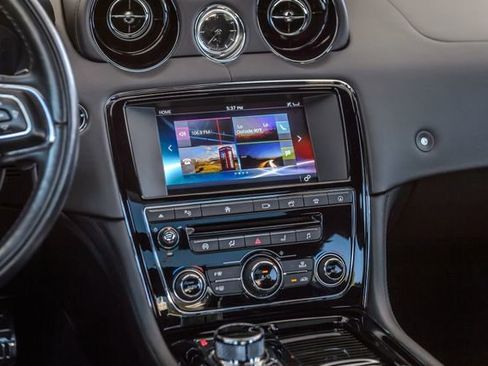 Used 2016 Jaguar XJ image 32