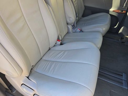 Used 2014 Toyota Sienna XLE image 26