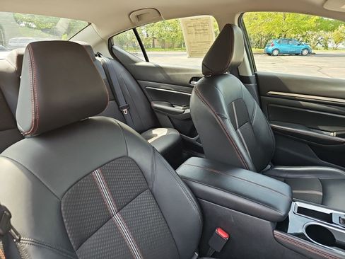 Used 2024 Nissan Altima 2.5 SR FWD image 12