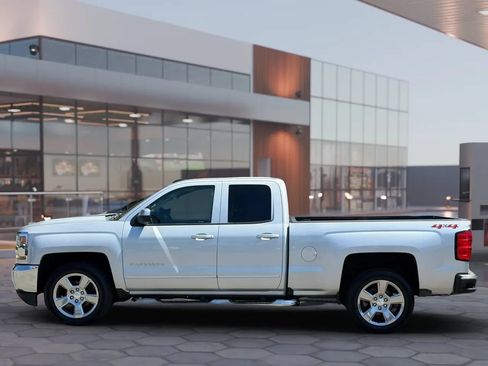 Used 2018 Chevrolet Silverado 1500 LT w/ All Star Edition AWD/4WD image 3
