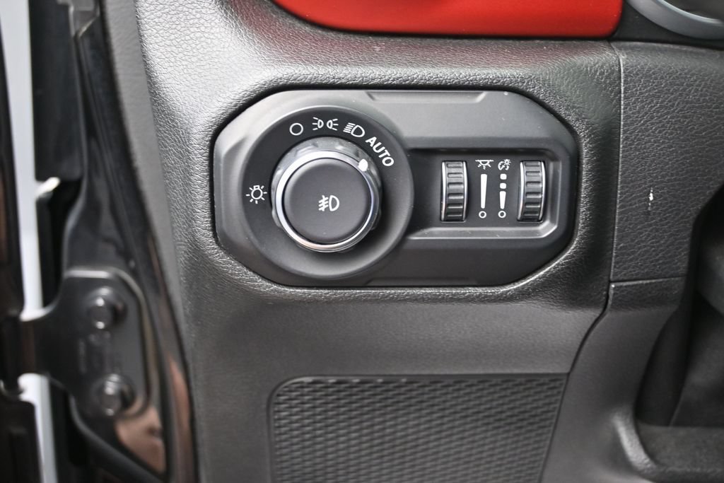 Used 2018 Jeep Wrangler Unlimited Rubicon w/ Dual Top Group AWD/4WD image 33