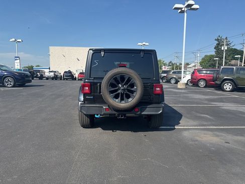 Used 2023 Jeep Wrangler Unlimited Sahara w/ Dual Top Group AWD/4WD image 3