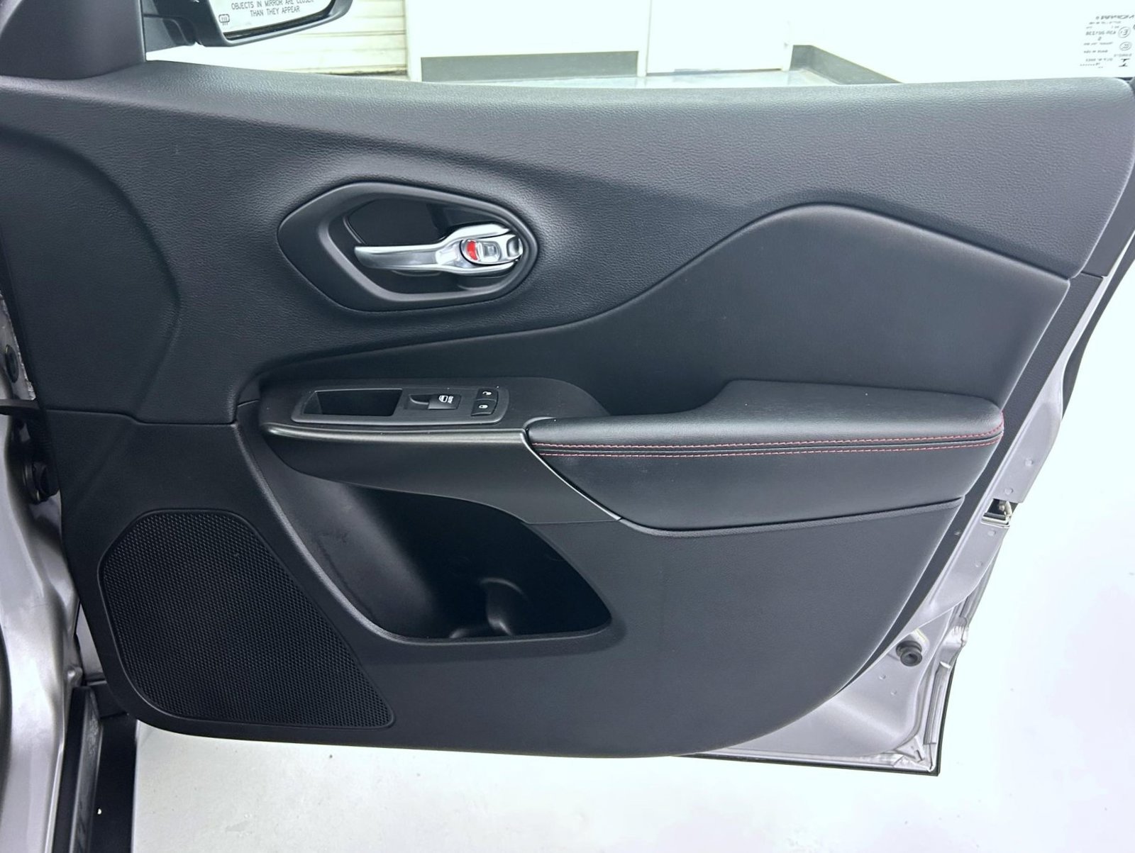 Used 2019 Jeep Cherokee Trailhawk w/ Comfort/Convenience Group AWD/4WD image 16