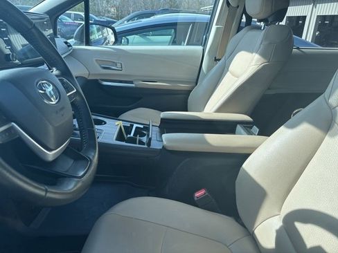 Certified 2024 Toyota Sienna XLE image 6