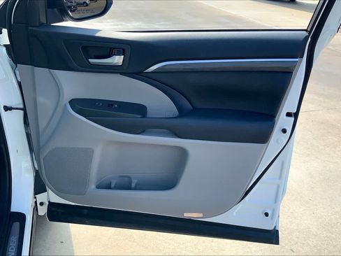 Used 2017 Toyota Highlander Limited FWD image 27