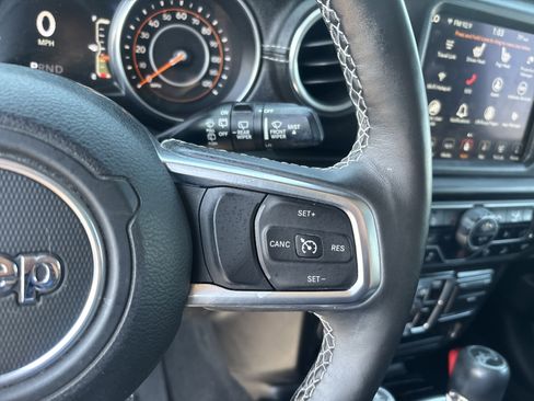 Used 2018 Jeep Wrangler Unlimited Sahara AWD/4WD image 13