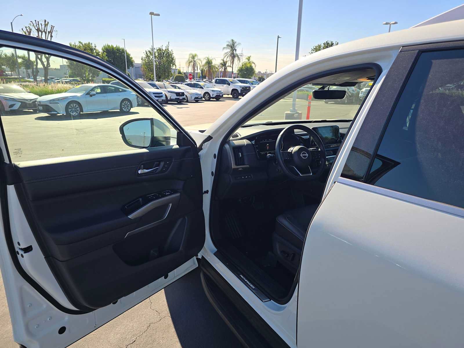Used 2023 Nissan Pathfinder Platinum w/ Lighting Package (N93) FWD image 22