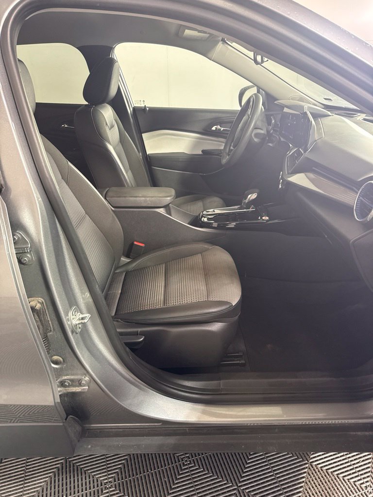 Used 2025 Chevrolet Trax LT FWD image 16