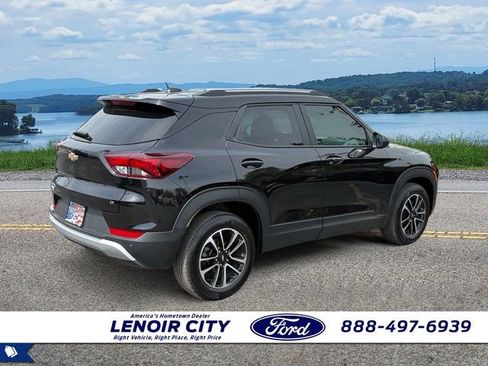 Used 2025 Chevrolet TrailBlazer LT w/ Convenience Package FWD image 3