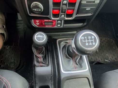 Used 2020 Jeep Gladiator Rubicon AWD/4WD image 15