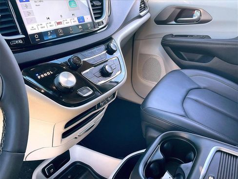 Used 2024 Chrysler Pacifica Touring-L image 20