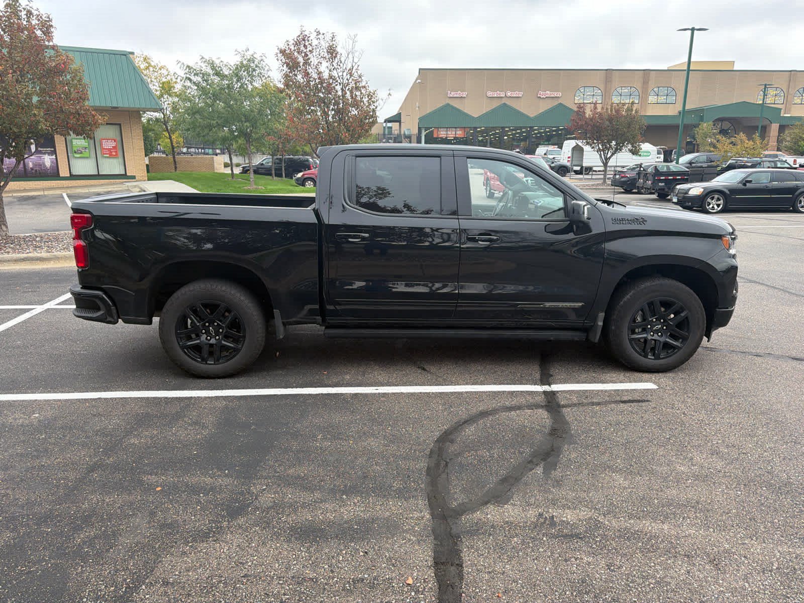 Used 2024 Chevrolet Silverado 1500 High Country w/ Midnight Edition AWD/4WD image 3