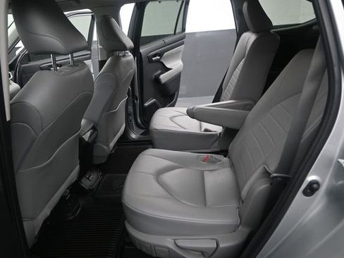 Used 2024 Toyota Highlander XLE FWD image 15