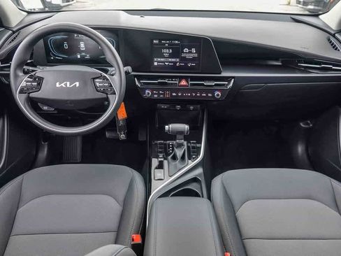 Certified 2025 Kia Niro LX image 11