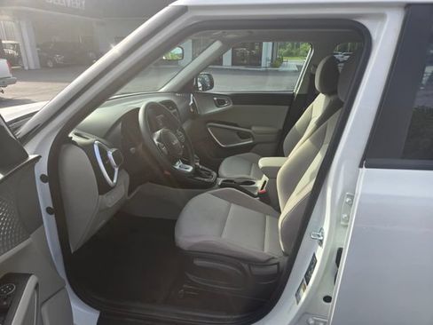 Used 2025 Kia Soul LX w/ LX Technology Package FWD image 6