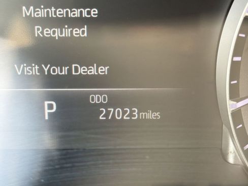 Used 2025 Toyota Highlander LE FWD image 28