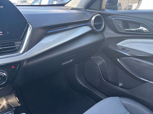 Used 2025 Chevrolet Trax LT image 34