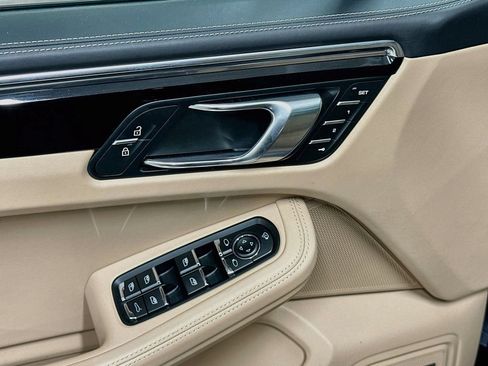 Certified 2026 Porsche Macan AWD/4WD image 19