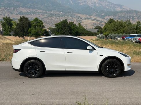 Used 2022 Tesla Model Y Long Range AWD/4WD image 8