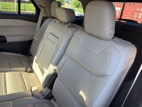 Used 2020 Ford Explorer Platinum w/ Premium Technology Package AWD/4WD image 3