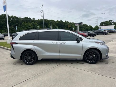 Used 2024 Toyota Sienna XSE FWD image 10
