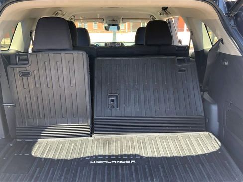 Used 2022 Toyota Highlander LE FWD image 34