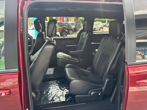 Used 2017 Dodge Grand Caravan SXT w/ Driver Convenience Group FWD image 11