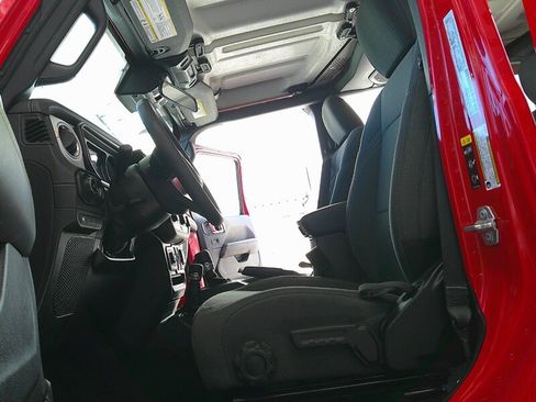 Used 2025 Jeep Wrangler Unlimited Sahara image 11