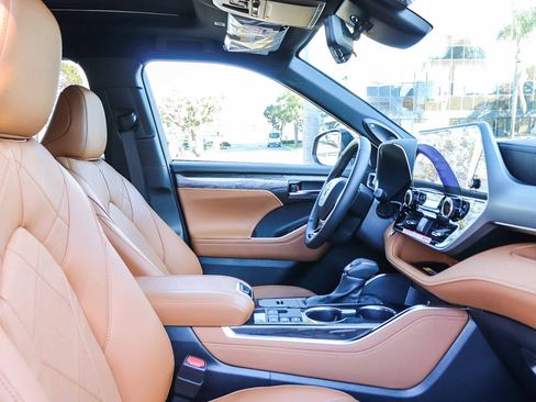 New 2026 Toyota Highlander Platinum image 17