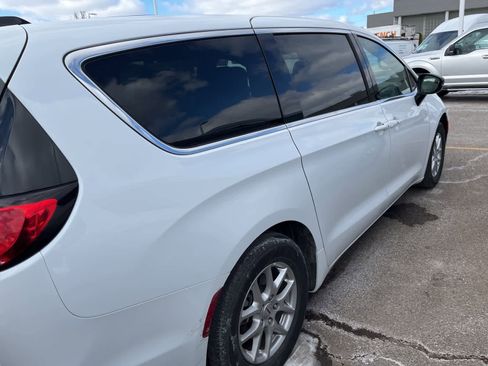 Used 2025 Chrysler Pacifica Select image 15