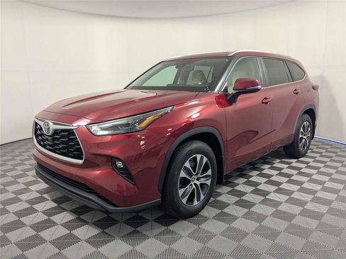 Used 2023 Toyota Highlander XLE FWD image 2