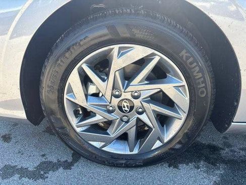 Certified 2024 Hyundai Elantra SEL FWD image 2