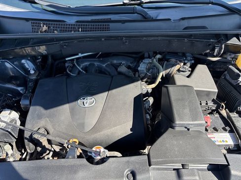 Used 2018 Toyota Highlander XLE w/ Carpet Mat Package (TMS) image 13