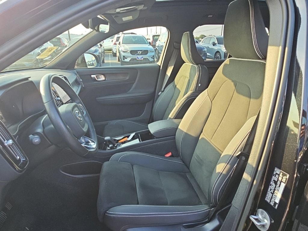 Used 2023 Volvo XC40 Recharge Plus AWD/4WD image 3