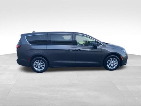 Used 2023 Chrysler Pacifica Touring-L FWD image 28