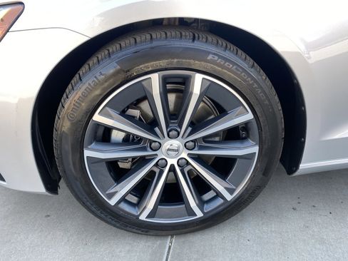 Used 2022 Volvo S60 B5 Momentum w/ Premium Package image 9