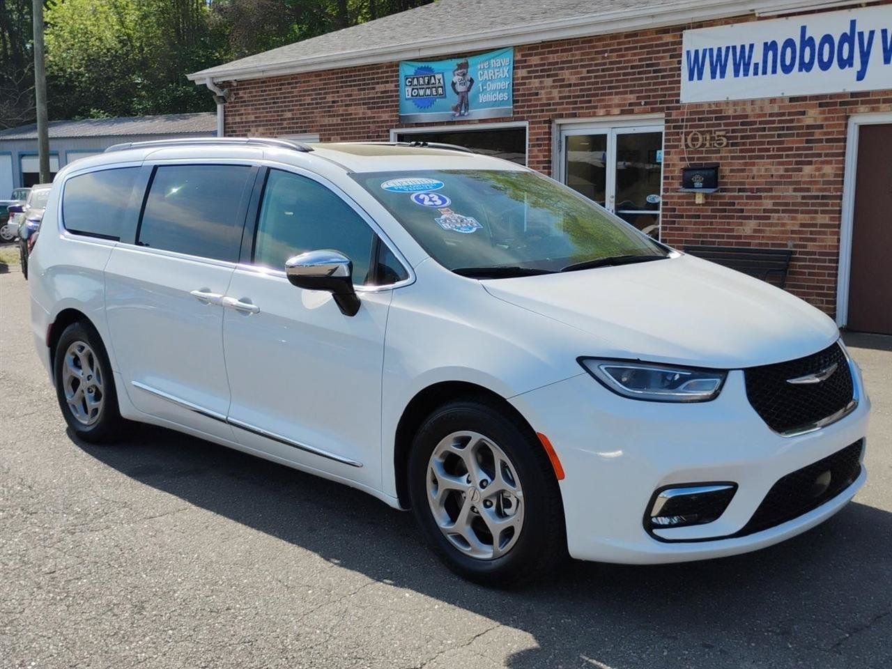Used 2023 Chrysler Pacifica Limited FWD image 3