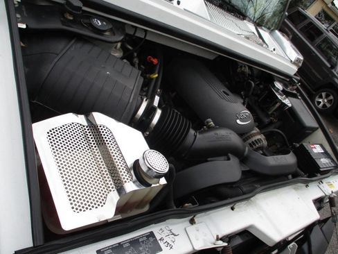 Used 2004 HUMMER H2 w/ Preferred Equipment Group image 9