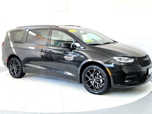 Used 2023 Chrysler Pacifica Limited w/ Uconnect Theater Family Group AWD/4WD image 7