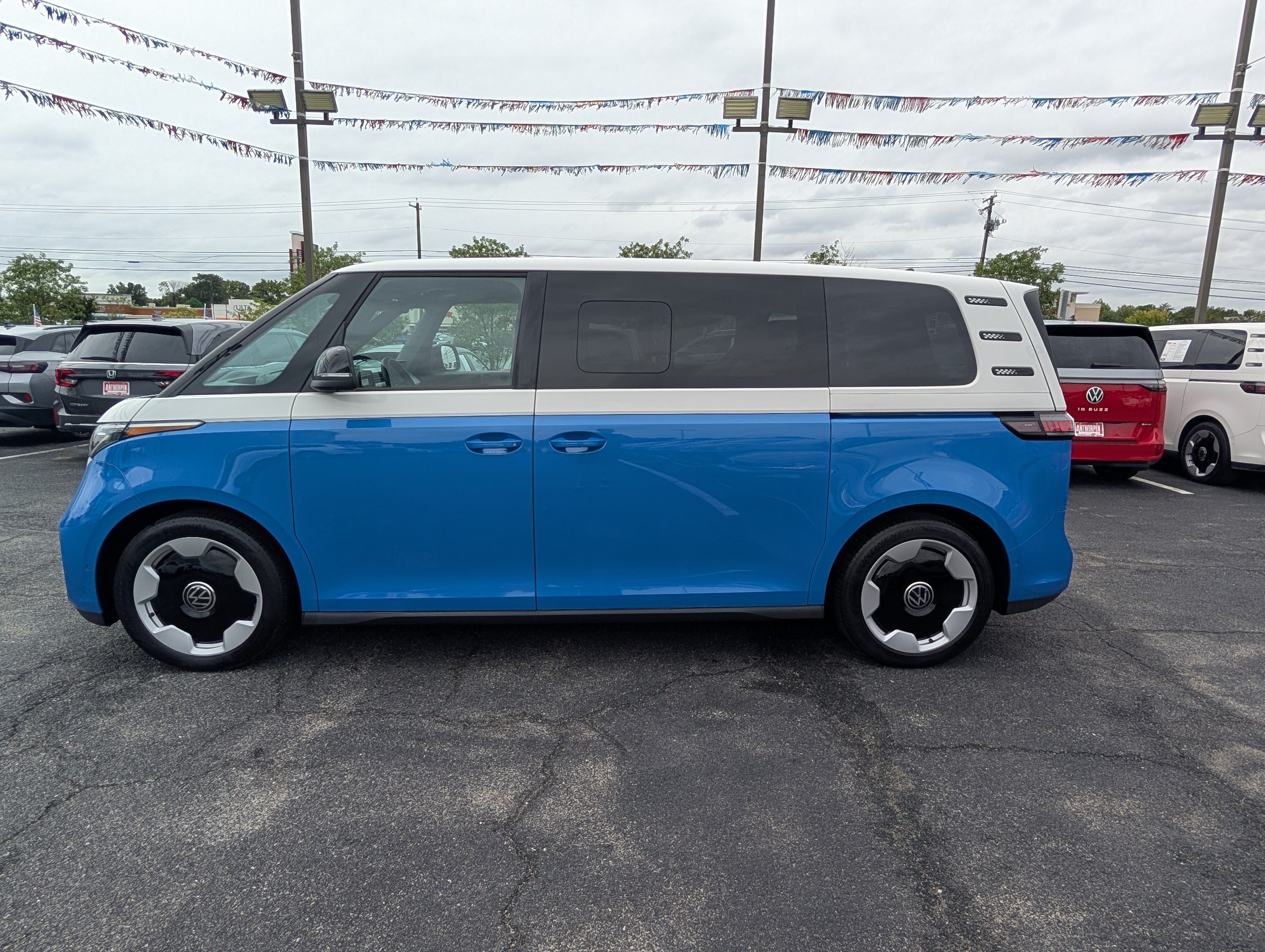 Used 2025 Volkswagen ID. Buzz Pro S Plus w/ Cupholders Package AWD/4WD image 6
