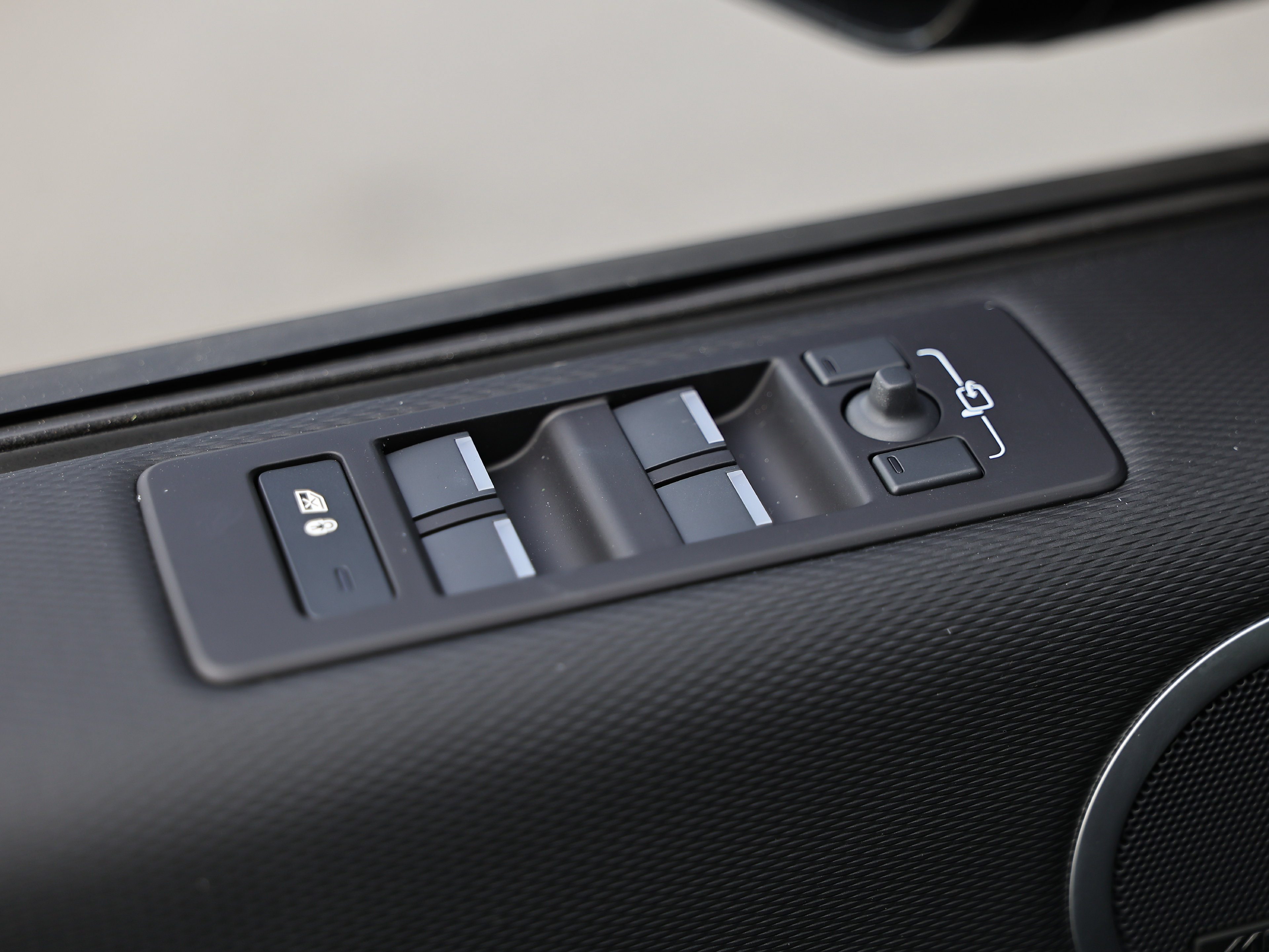 New 2026 Land Rover Discovery Limited Edition AWD/4WD image 18