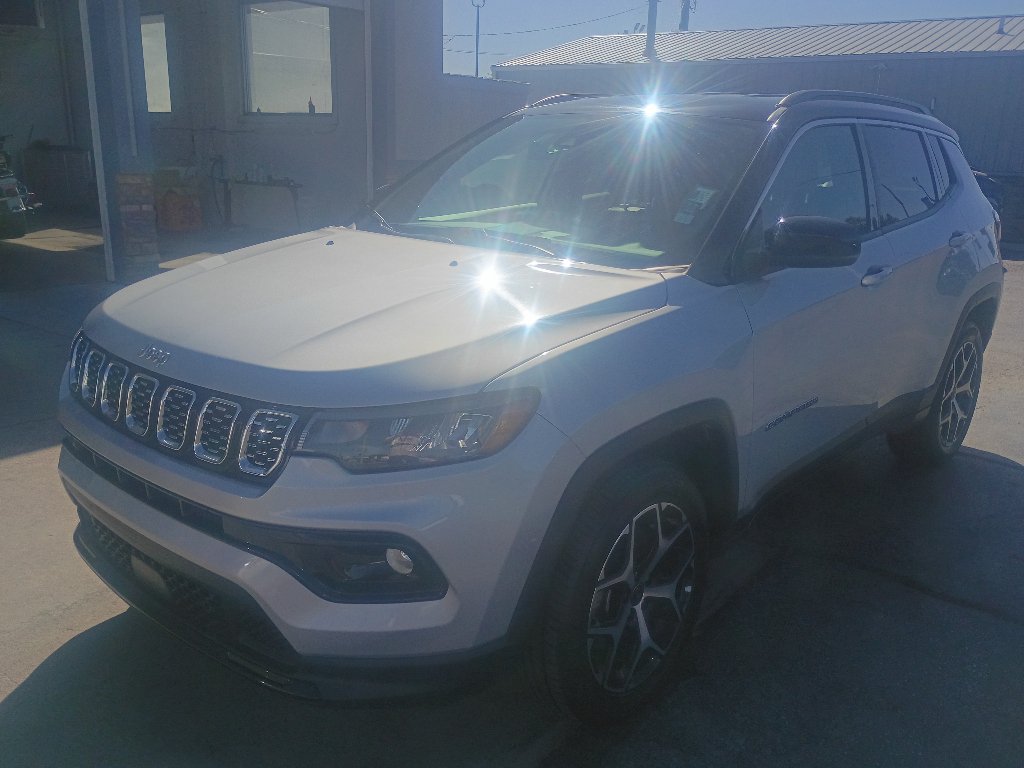 Used 2025 Jeep Compass Limited AWD/4WD image 2