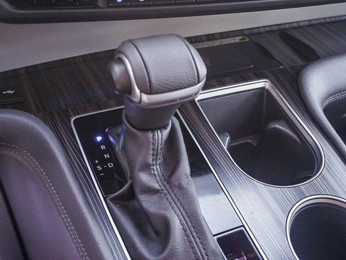 Used 2023 Toyota Sienna Limited image 23