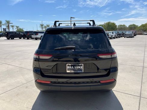 Certified 2024 Jeep Grand Cherokee Altitude AWD/4WD image 8