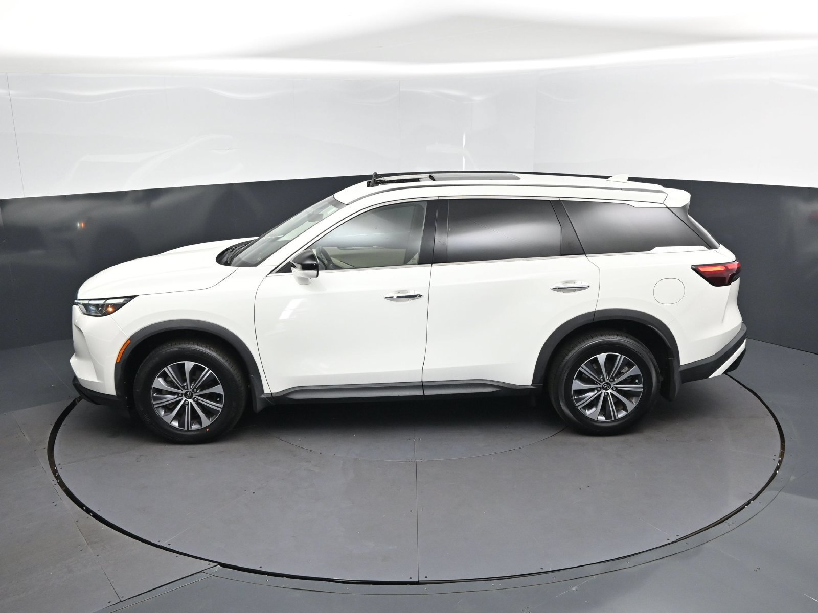 Used 2024 INFINITI QX60 Pure w/ Cargo Package FWD image 32